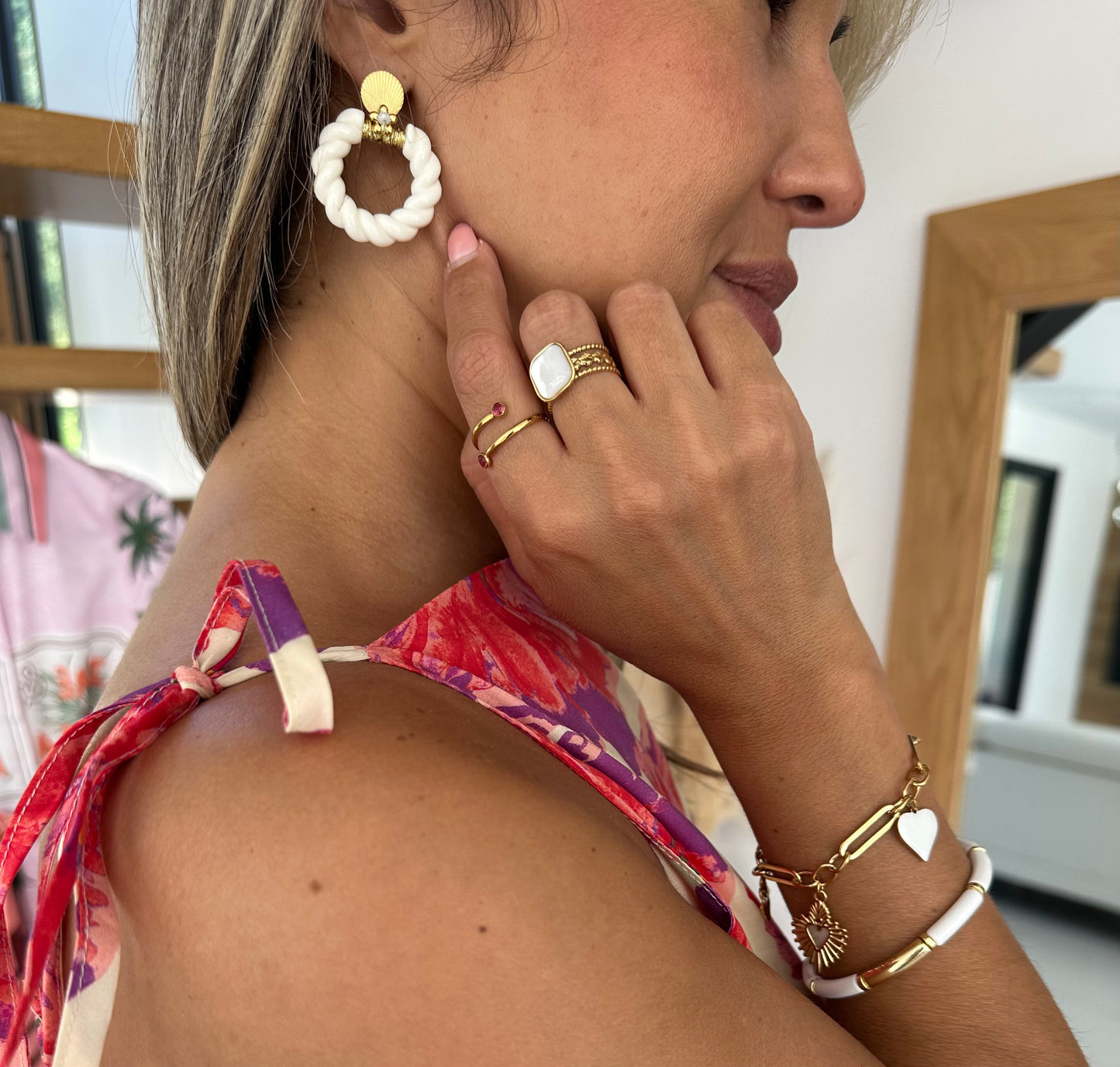 Boucles d’oreilles torsadées blanches