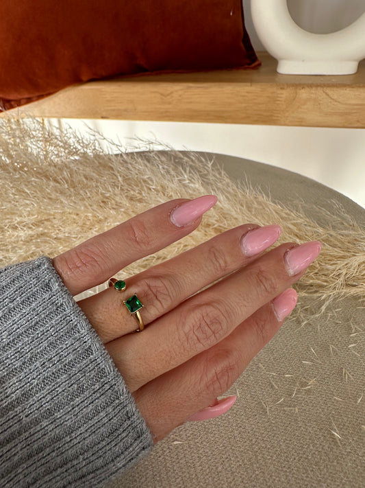 Bague dorée réglable pierres vert émeraude