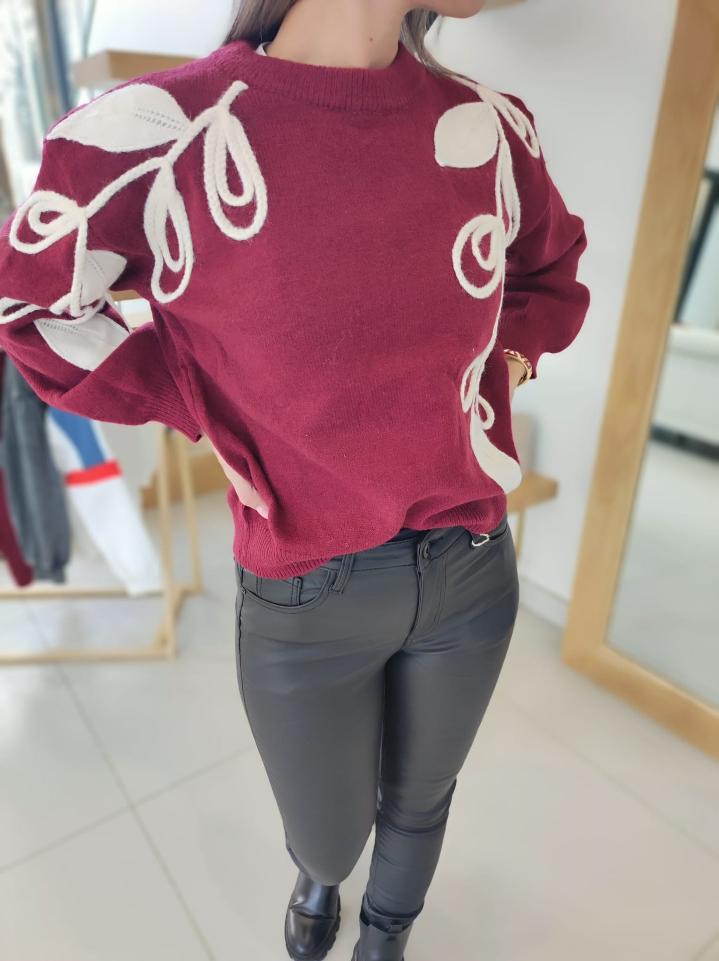 Pull bordeaux feuilles brodées